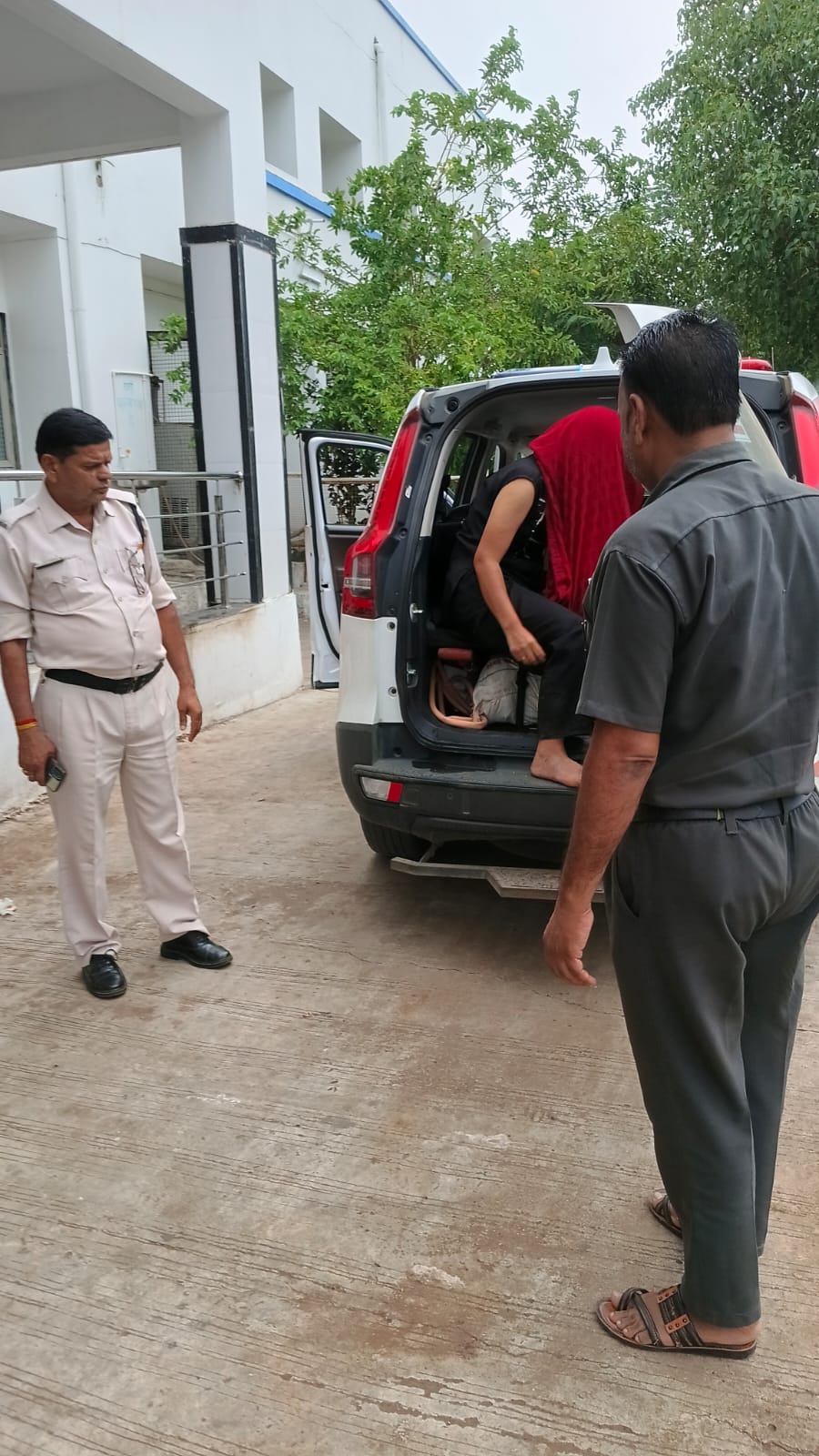 बैतूल के थाना भैंसदेही क्षेत्र में मोटर साईकिल से गिरकर घायल हुई महिला को, डायल-112 जवानों ने पहुँचाया अस्पताल। 